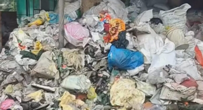സീതത്തോട് ചന്തയില് മാലിന്യം കുന്നുകൂടുന്നു ; രോഗ ഭീതിയില് ജനങ്ങള് സീതത്തോട് ചന്തയില് മാലിന്യം കുന്നുകൂടുന്നു ; രോഗ ഭീതിയില് ജനങ്ങള്