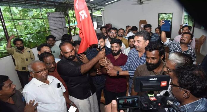 യൂത്ത്കോണ്ഗ്രസുകാരെ മര്ദിച്ച ഡിവൈഎഫ്ഐ നേതാക്കള്ക്ക് അംഗത്വം നല്കിയ ആര്എസ്പിക്കെതിരെ യൂത്ത് കോണ്ഗ്രസ് യൂത്ത്കോണ്ഗ്രസുകാരെ മര്ദിച്ച ഡിവൈഎഫ്ഐ നേതാക്കള്ക്ക് അംഗത്വം നല്കിയ ആര്എസ്പിക്കെതിരെ യൂത്ത് കോണ്ഗ്രസ്