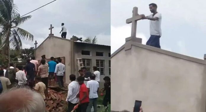 പശ്ചിമ ബംഗാളില് നിര്മാണത്തിലിരിക്കുന്ന ക്രിസ്ത്യന് പള്ളി തകര്ത്ത് ഹിന്ദുത്വവാദികള് പശ്ചിമ ബംഗാളില് നിര്മാണത്തിലിരിക്കുന്ന ക്രിസ്ത്യന് പള്ളി തകര്ത്ത് ഹിന്ദുത്വവാദികള്