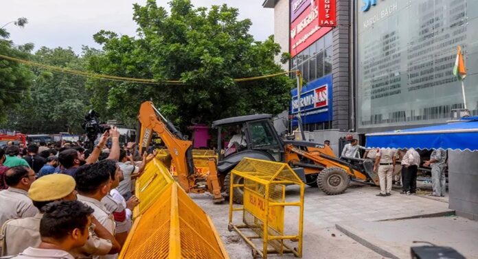 മലയാളി വിദ്യാർഥി ഉൾപ്പെടെ മരിച്ച കോച്ചിങ് സെന്റര് ദുരന്തത്തിൽ മുതിർന്ന ഉദ്യോഗസ്ഥർക്ക് സിബിഐയുടെ ക്ലീൻ ചിറ്റ് മലയാളി വിദ്യാർഥി ഉൾപ്പെടെ മരിച്ച കോച്ചിങ് സെന്റര് ദുരന്തത്തിൽ മുതിർന്ന ഉദ്യോഗസ്ഥർക്ക് സിബിഐയുടെ ക്ലീൻ ചിറ്റ്