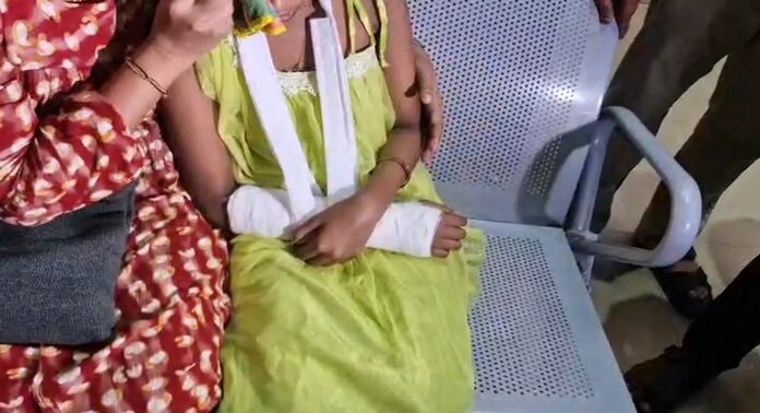 മലപ്പുറത്ത് അഞ്ചാം ക്ലാസുകാരിയുടെ കൈ തല്ലിയൊടിച്ചെന്ന പരാതി ; അധ്യാപകനെതിരെ കേസെടുത്തു മലപ്പുറത്ത് അഞ്ചാം ക്ലാസുകാരിയുടെ കൈ തല്ലിയൊടിച്ചെന്ന പരാതി ; അധ്യാപകനെതിരെ കേസെടുത്തു