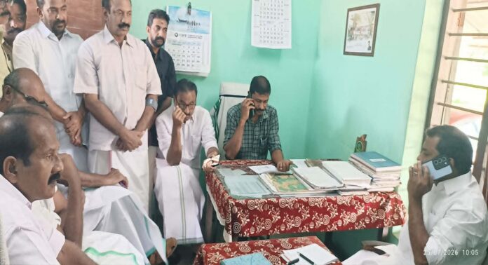 ബഡ്ജറ്റ് ടൂറിസം ബസ് പന്തളം ഡിപ്പോയിൽ നിന്നും പിൻവലിക്കുന്നത് എംഎൽഎ ഇടപെട്ട് തടഞ്ഞു ബഡ്ജറ്റ് ടൂറിസം ബസ് പന്തളം ഡിപ്പോയിൽ നിന്നും പിൻവലിക്കുന്നത് എംഎൽഎ ഇടപെട്ട് തടഞ്ഞു
