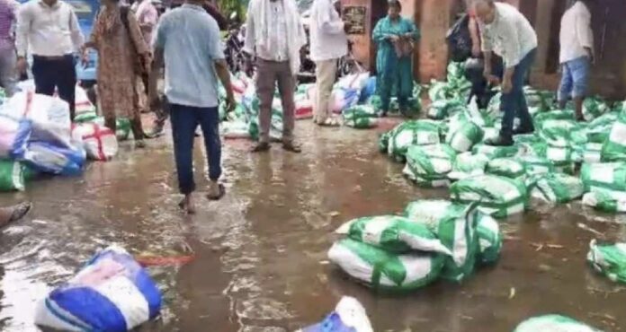 വെള്ളത്തിൽ കുതിർന്ന് പരീക്ഷാ പേപ്പറുകൾ; ബിഹാറിൽ നിന്നുള്ള ദൃശ്യങ്ങൾ കണ്ട് ഞെട്ടി സോഷ്യൽ മീഡിയ വെള്ളത്തിൽ കുതിർന്ന് പരീക്ഷാ പേപ്പറുകൾ; ബിഹാറിൽ നിന്നുള്ള ദൃശ്യങ്ങൾ കണ്ട് ഞെട്ടി സോഷ്യൽ മീഡിയ