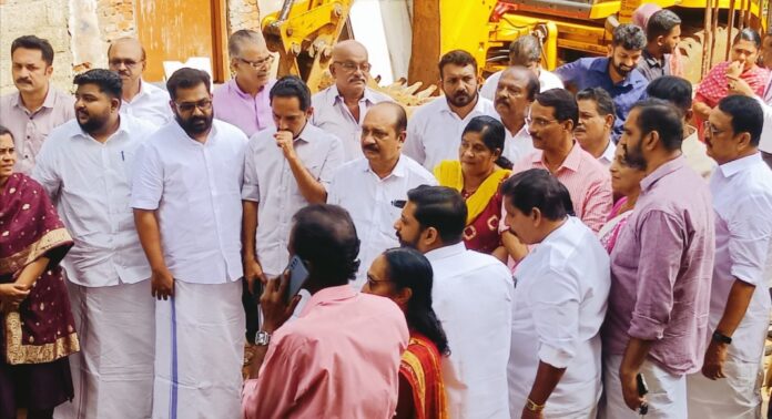 റാന്നി വൺവേ പാലം നിർമ്മാണം പുനരാരംഭിച്ചു ; പഴകുളം മധു എം.എൽ.എയുടെ നേതൃത്വത്തിൽ ജനപ്രതിനിധികൾ സ്ഥലം സന്ദർശിച്ചു റാന്നി വൺവേ പാലം നിർമ്മാണം പുനരാരംഭിച്ചു ; പഴകുളം മധു എം.എൽ.എയുടെ നേതൃത്വത്തിൽ ജനപ്രതിനിധികൾ സ്ഥലം സന്ദർശിച്ചു