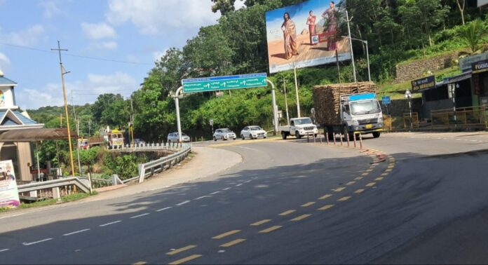 ട്രാഫിക് ഡിവൈഡർ തൂണുകൾ തകർന്നു ; പുനലൂർ-മൂവാറ്റുപുഴ സംസ്ഥാനപാതയിൽ അപകടഭീഷണി ട്രാഫിക് ഡിവൈഡർ തൂണുകൾ തകർന്നു ; പുനലൂർ-മൂവാറ്റുപുഴ സംസ്ഥാനപാതയിൽ അപകടഭീഷണി