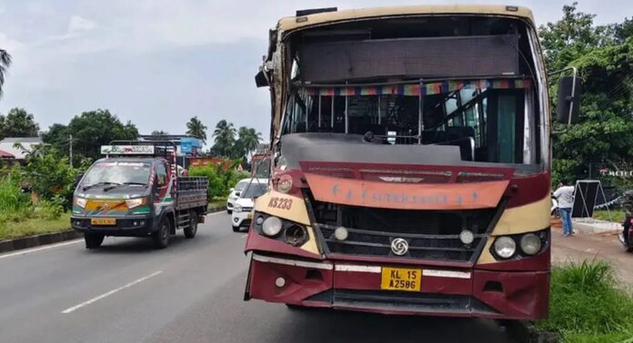 ഒല്ലൂരിൽ നിയന്ത്രണം നഷ്ടപ്പെട്ട ബസ് ലോറിക്ക് പിന്നിൽ ഇടിച്ച് അപകടം ഒല്ലൂരിൽ നിയന്ത്രണം നഷ്ടപ്പെട്ട ബസ് ലോറിക്ക് പിന്നിൽ ഇടിച്ച് അപകടം
