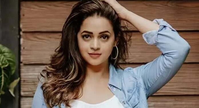 തനിക്ക് ഫേസ്ബുക്കിൽ ഔദ്യോഗിക അക്കൗണ്ട് ഇല്ലെന്ന് വ്യക്തമാക്കി നടി ഭാവന മേനോൻ തനിക്ക് ഫേസ്ബുക്കിൽ ഔദ്യോഗിക അക്കൗണ്ട് ഇല്ലെന്ന് വ്യക്തമാക്കി നടി ഭാവന മേനോൻ