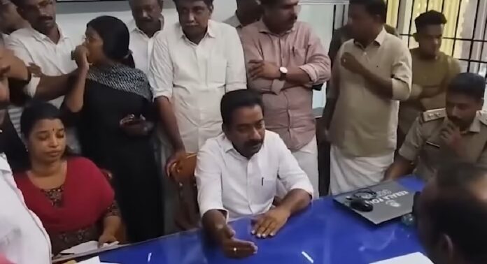 വിദ്യാർത്ഥിനിയുടെ വിദേശപഠനം മുടക്കുന്നുവെന്ന് ആരോപിച്ച് പോലീസ് സ്റ്റേഷനിൽ പ്രതിഷേധവുമായി എംഎൽഎ വിദ്യാർത്ഥിനിയുടെ വിദേശപഠനം മുടക്കുന്നുവെന്ന് ആരോപിച്ച് പോലീസ് സ്റ്റേഷനിൽ പ്രതിഷേധവുമായി എംഎൽഎ