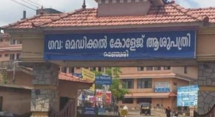 മെഡിക്കല് കോളേജ് ഒ പി ബ്ലോക്കിന് മുന്നില് നിര്ത്തിയിട്ട ആരോഗ്യ വകുപ്പ് വാനില് വടിവാള് മെഡിക്കല് കോളേജ് ഒ പി ബ്ലോക്കിന് മുന്നില് നിര്ത്തിയിട്ട ആരോഗ്യ വകുപ്പ് വാനില് വടിവാള്