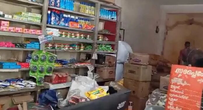 മാവേലി സ്റ്റോറില് ജീവനക്കാരിക്ക് പാമ്പ് കടിയേറ്റു മാവേലി സ്റ്റോറില് ജീവനക്കാരിക്ക് പാമ്പ് കടിയേറ്റു
