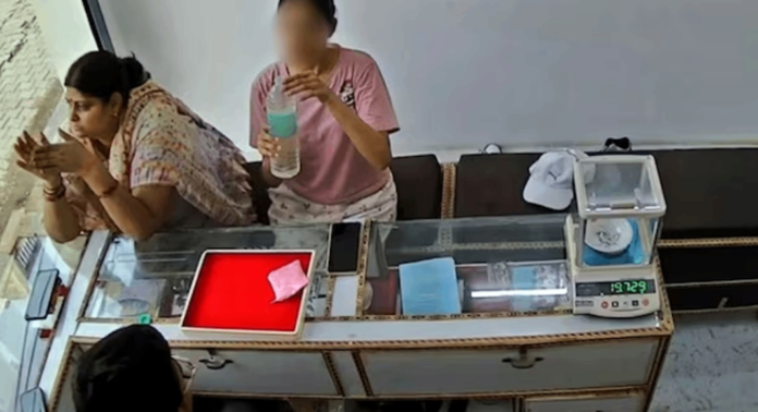 കുപ്പിവെള്ളമെന്ന് കരുതി ആസിഡ് കുടിച്ച യുവതി ഗുരുതരാവസ്ഥയിൽ കുപ്പിവെള്ളമെന്ന് കരുതി ആസിഡ് കുടിച്ച യുവതി ഗുരുതരാവസ്ഥയിൽ