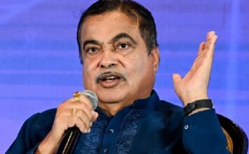 രാജ്യത്തെ ദേശീയപാതകളുടെ തകർച്ചയുമായി ബന്ധപ്പെട്ട സംഭവങ്ങളിൽ 11 ഉദ്യോഗസ്ഥരെ സർവീസിൽനിന്ന് പുറത്താക്കി