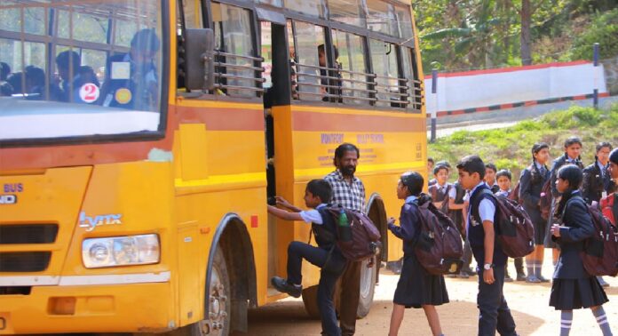 മദ്യപിച്ച് സ്റ്റിയറിങ് പിടിച്ച സ്കൂൾ-കോളേജ് വാഹന ഡ്രൈവർമാർക്കെതിരെ പോലീസ് കടുപ്പിച്ചു മദ്യപിച്ച് സ്റ്റിയറിങ് പിടിച്ച സ്കൂൾ-കോളേജ് വാഹന ഡ്രൈവർമാർക്കെതിരെ പോലീസ് കടുപ്പിച്ചു