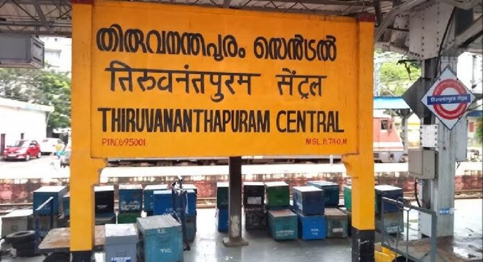 തിരുവനന്തപുരം റെയിൽവേ സ്റ്റേഷനിലേക്ക് മറിഞ്ഞ പൈലിങ് യന്ത്രം ഉയർത്തി തിരുവനന്തപുരം റെയിൽവേ സ്റ്റേഷനിലേക്ക് മറിഞ്ഞ പൈലിങ് യന്ത്രം ഉയർത്തി