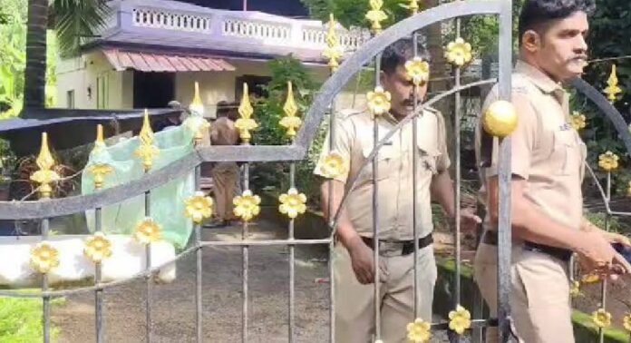 പാലക്കാട് ഷൊര്ണൂരിൽ വീട്ടുമുറ്റത്ത് കത്തിക്കരിഞ്ഞ നിലയില് അജ്ഞാത മൃതദേഹം പാലക്കാട് ഷൊര്ണൂരിൽ വീട്ടുമുറ്റത്ത് കത്തിക്കരിഞ്ഞ നിലയില് അജ്ഞാത മൃതദേഹം
