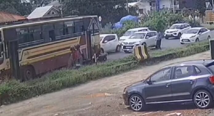 തൃശ്ശൂർ മരത്താക്കരയിൽ കെഎസ്ആർടിസി ബസ് ടോറസ് ലോറിക്ക് പിന്നിലിടിച്ചു ; 9 പേർക്ക് പരിക്ക് തൃശ്ശൂർ മരത്താക്കരയിൽ കെഎസ്ആർടിസി ബസ് ടോറസ് ലോറിക്ക് പിന്നിലിടിച്ചു ; 9 പേർക്ക് പരിക്ക്