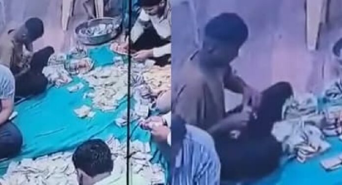 അമ്പാജി ക്ഷേത്രത്തിലെ കാണിക്കപ്പണം എണ്ണുന്നതിനിടെ ലക്ഷങ്ങൾ തട്ടിയെടുക്കാൻ ശ്രമിച്ച സംഭവത്തിന്റെ ദൃശ്യങ്ങൾ പുറത്ത് അമ്പാജി ക്ഷേത്രത്തിലെ കാണിക്കപ്പണം എണ്ണുന്നതിനിടെ ലക്ഷങ്ങൾ തട്ടിയെടുക്കാൻ ശ്രമിച്ച സംഭവത്തിന്റെ ദൃശ്യങ്ങൾ പുറത്ത്