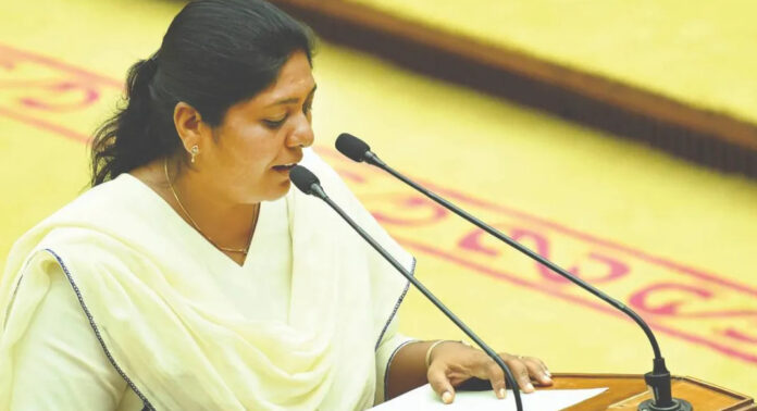 ‘മന്ത്രിസഭ പുനഃസംഘടന ഉടൻ ഉണ്ടാകും, മൂന്ന് കോടി നൽകിയാൽ മന്ത്രിയാക്കാം’ ; പരാതി നൽകി എംഎൽഎ വിദ്യാ ബാലകൃഷ്ണൻ ‘മന്ത്രിസഭ പുനഃസംഘടന ഉടൻ ഉണ്ടാകും, മൂന്ന് കോടി നൽകിയാൽ മന്ത്രിയാക്കാം’ ; പരാതി നൽകി എംഎൽഎ വിദ്യാ ബാലകൃഷ്ണൻ
