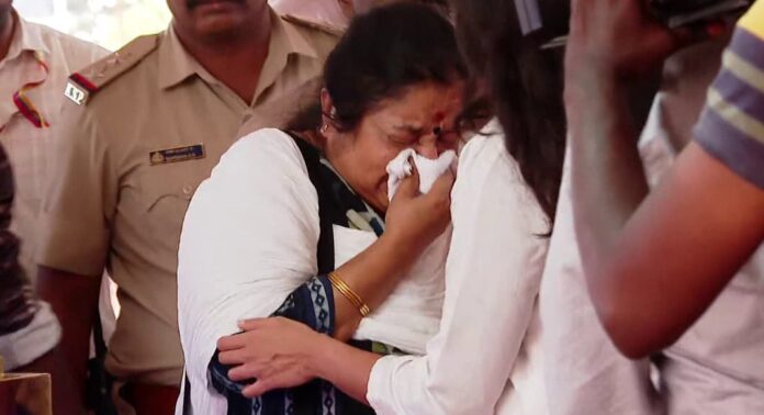 ജാനകിയുടെ മൃതദേഹത്തിന് മുന്നിൽ പൊട്ടിക്കരഞ്ഞ് ചിത്ര ജാനകിയുടെ മൃതദേഹത്തിന് മുന്നിൽ പൊട്ടിക്കരഞ്ഞ് ചിത്ര