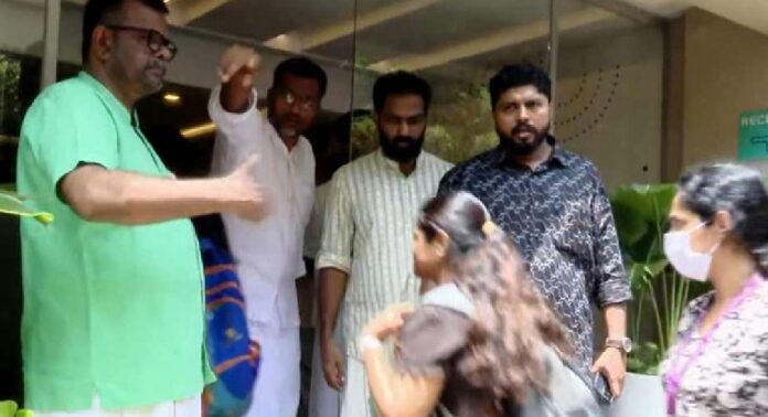 കോറോ ഹെല്ത്തിനെതിരെ പ്രതിഷേധം ശക്തം , യുവജന സംഘടനകളുടെ പിന്തുണയോടെ ഓഫീസിനുള്ളിൽ പ്രവേശിച്ച് ജീവനക്കാർ കോറോ ഹെല്ത്തിനെതിരെ പ്രതിഷേധം ശക്തം , യുവജന സംഘടനകളുടെ പിന്തുണയോടെ ഓഫീസിനുള്ളിൽ പ്രവേശിച്ച് ജീവനക്കാർ