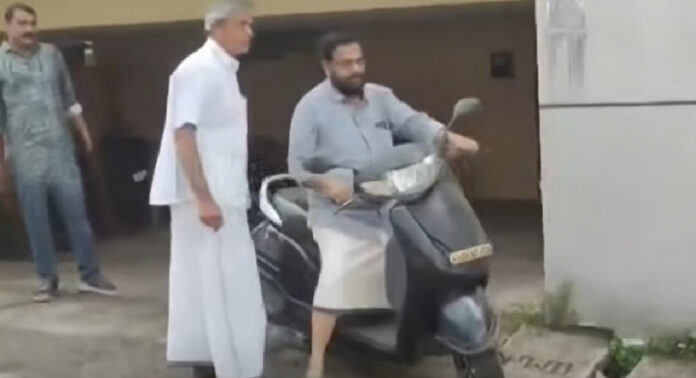 ഹെൽമറ്റ് ഇല്ലാതെ ചെന്നിത്തലയെ കാണാൻ കടകംപള്ളിയെത്തിയ സംഭവം ; പരാതി നൽകി യൂത്ത് കോൺഗ്രസ് ഹെൽമറ്റ് ഇല്ലാതെ ചെന്നിത്തലയെ കാണാൻ കടകംപള്ളിയെത്തിയ സംഭവം ; പരാതി നൽകി യൂത്ത് കോൺഗ്രസ്
