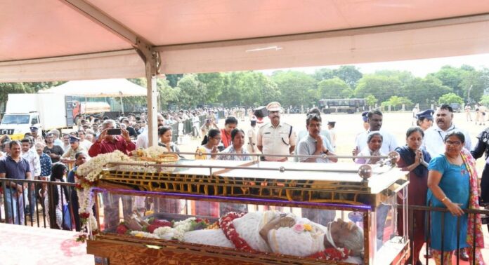 ജാനകിയമ്മക്ക് മൈസൂരുവിൽ പൂർണ്ണ ഔദ്യോഗിക ബഹുമതികളോടെ സംസ്കാരം ജാനകിയമ്മക്ക് മൈസൂരുവിൽ പൂർണ്ണ ഔദ്യോഗിക ബഹുമതികളോടെ സംസ്കാരം
