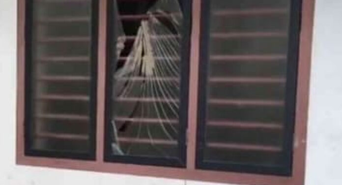 നിലമ്പൂര് ചന്തക്കുന്ന് വെളിയന്തോട് ജവഹര് നഗറില് ജനവാസ മേഖലയിലിറങ്ങിയ കാട്ടാന വീട് ആക്രമിച്ചു നിലമ്പൂര് ചന്തക്കുന്ന് വെളിയന്തോട് ജവഹര് നഗറില് ജനവാസ മേഖലയിലിറങ്ങിയ കാട്ടാന വീട് ആക്രമിച്ചു