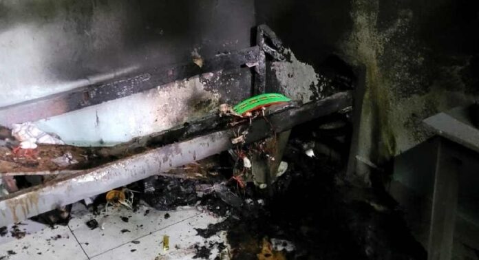 വാടകവീടൊഴിയാന് ആവശ്യപ്പെട്ടതോടെ ഉടമയെ ആക്രമിച്ച് താമസിച്ചിരുന്ന മുറിയ്ക്ക് തീയിട്ട് യുവാവ് വാടകവീടൊഴിയാന് ആവശ്യപ്പെട്ടതോടെ ഉടമയെ ആക്രമിച്ച് താമസിച്ചിരുന്ന മുറിയ്ക്ക് തീയിട്ട് യുവാവ്