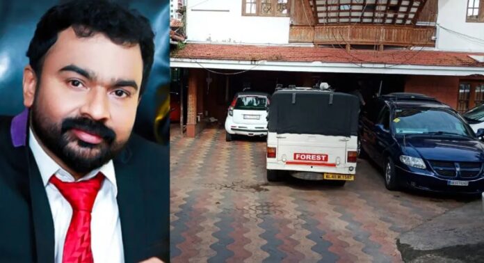 മോൻസൻ മാവുങ്കലിന്റെ ആഡംബര വാഹനങ്ങൾ ആക്രി വിലയ്ക്ക് വിറ്റ് പോലീസ് മോൻസൻ മാവുങ്കലിന്റെ ആഡംബര വാഹനങ്ങൾ ആക്രി വിലയ്ക്ക് വിറ്റ് പോലീസ്
