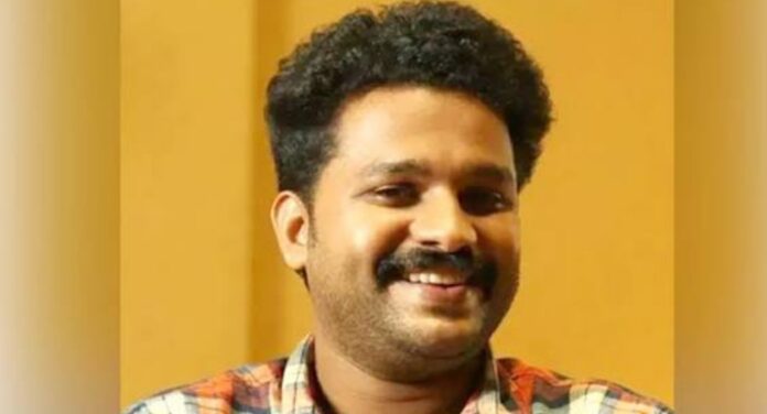 ’പുതിയ കുഞ്ഞുങ്ങൾ പൊളിയാണ്, പഴകിയ കുഞ്ഞുങ്ങൾ പേളിയാണ്’; പെർളി മാണിക്കെതിരെ ലിജീഷ് കുമാറിന്റെ വിമർശനം ’പുതിയ കുഞ്ഞുങ്ങൾ പൊളിയാണ്, പഴകിയ കുഞ്ഞുങ്ങൾ പേളിയാണ്’; പെർളി മാണിക്കെതിരെ ലിജീഷ് കുമാറിന്റെ വിമർശനം