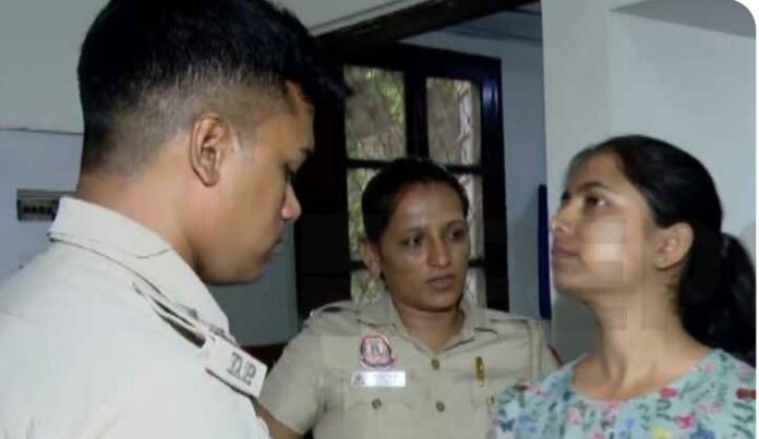എസ്.എഫ്.ഐ നേതാവ് ഐഷി ഘോഷിനെ തേടി എ.കെ.ജി ഭവനിൽ പോലീസെത്തി ; ജോൺ ബ്രിട്ടാസ് എംപി ഇടപെട്ടതോടെ മടങ്ങി എസ്.എഫ്.ഐ നേതാവ് ഐഷി ഘോഷിനെ തേടി എ.കെ.ജി ഭവനിൽ പോലീസെത്തി ; ജോൺ ബ്രിട്ടാസ് എംപി ഇടപെട്ടതോടെ മടങ്ങി