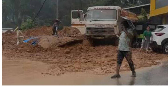 കനത്തമഴ : വയനാട്ടിൽ മണ്ണിടിച്ചിൽ ; ആളുകൾ കുടുങ്ങിക്കിടക്കുന്നതായി സംശയം കനത്തമഴ : വയനാട്ടിൽ മണ്ണിടിച്ചിൽ ; ആളുകൾ കുടുങ്ങിക്കിടക്കുന്നതായി സംശയം