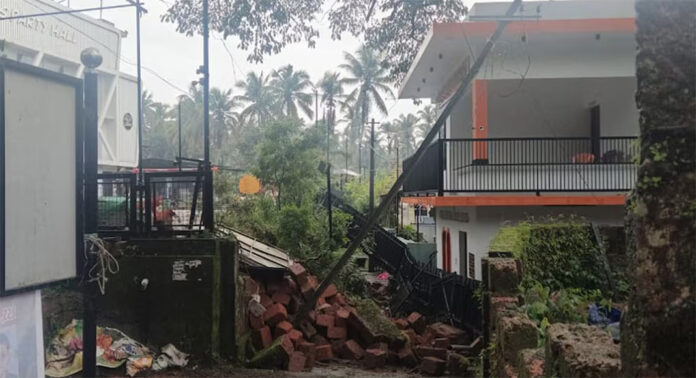 കനത്ത മഴയും കാറ്റും : കാസർഗോഡ്, കണ്ണൂർ ജില്ലകളിൽ വ്യാപക നാശം ; മരം വീണ് വയോധികയ്ക്ക് പരുക്ക് കനത്ത മഴയും കാറ്റും : കാസർഗോഡ്, കണ്ണൂർ ജില്ലകളിൽ വ്യാപക നാശം ; മരം വീണ് വയോധികയ്ക്ക് പരുക്ക്