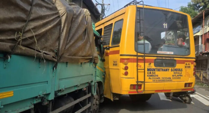 റാന്നി മാമുക്കില് സ്കൂള് ബസില് ലോറി ഇടിച്ച് അപകടം ; കുട്ടികള് രക്ഷപെട്ടത് തലനാരിഴയ്ക്ക് റാന്നി മാമുക്കില് സ്കൂള് ബസില് ലോറി ഇടിച്ച് അപകടം ; കുട്ടികള് രക്ഷപെട്ടത് തലനാരിഴയ്ക്ക്