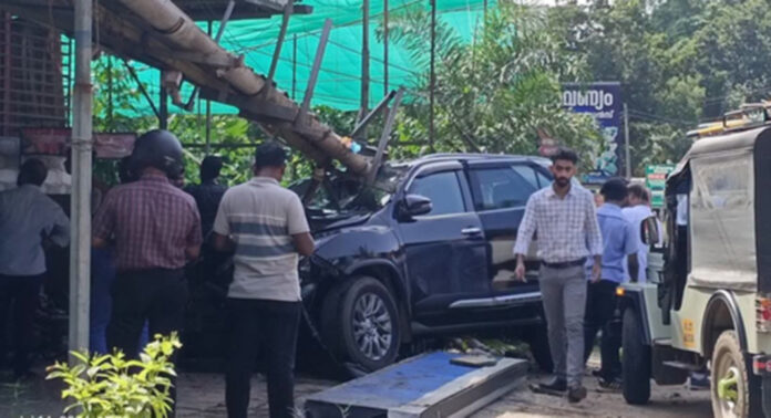 അടൂര് മിത്രപുരത്ത് കാറുകള് കൂട്ടിയിടിച്ചു ; ഒരു കാര് കടയിലേക്ക് ഇടിച്ച് കയറി അടൂര് മിത്രപുരത്ത് കാറുകള് കൂട്ടിയിടിച്ചു ; ഒരു കാര് കടയിലേക്ക് ഇടിച്ച് കയറി