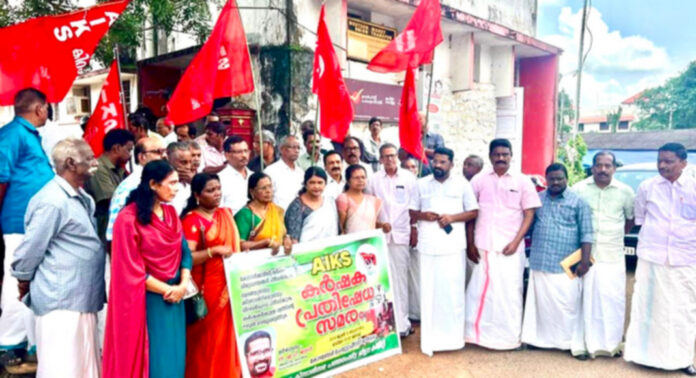 രാജ്യത്ത് കേന്ദ്ര സര്ക്കാര് നടപ്പിലാക്കിയ രാസവിള വര്ധനവ് പിന്വലിക്കുക : കോഴഞ്ചേരി പോസ്റ്റ് ഓഫീസിലേക്ക് അഖിലേന്ത്യ കിസാന് സഭ മാര്ച്ച് നടത്തി രാജ്യത്ത് കേന്ദ്ര സര്ക്കാര് നടപ്പിലാക്കിയ രാസവിള വര്ധനവ് പിന്വലിക്കുക : കോഴഞ്ചേരി പോസ്റ്റ് ഓഫീസിലേക്ക് അഖിലേന്ത്യ കിസാന് സഭ മാര്ച്ച് നടത്തി