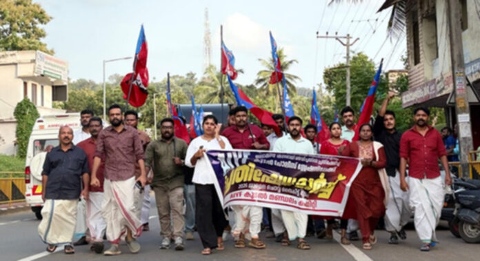 വ്യാജ പോക്സോ പരാതിയില് യുവാക്കളെ മര്ദ്ദിച്ച സംഭവം ; എ.ഐ.വൈ.എഫ് പോലീസ് സ്റ്റേഷന് മാര്ച്ച് നടത്തി വ്യാജ പോക്സോ പരാതിയില് യുവാക്കളെ മര്ദ്ദിച്ച സംഭവം ; എ.ഐ.വൈ.എഫ് പോലീസ് സ്റ്റേഷന് മാര്ച്ച് നടത്തി