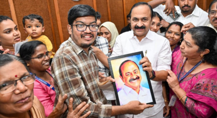 പ്രധാനമന്ത്രി മുതൽ മുഖ്യമന്ത്രി വരെ ; പ്രമുഖർക്ക് ചിത്രങ്ങൾ സമ്മാനിച്ച് വിസ്മയം തീർത്ത് അക്ഷയ് പ്രധാനമന്ത്രി മുതൽ മുഖ്യമന്ത്രി വരെ ; പ്രമുഖർക്ക് ചിത്രങ്ങൾ സമ്മാനിച്ച് വിസ്മയം തീർത്ത് അക്ഷയ്