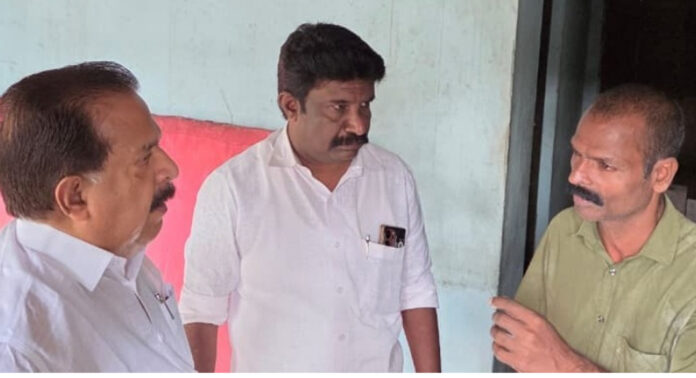 ഹരിപ്പാട് ശീതളപാനീയ കട ഇടിച്ചു നിരത്തിയ സംഭവം ; അശോകന്റെ വീട് സന്ദർശിച്ച് രമേശ് ചെന്നിത്തല ഹരിപ്പാട് ശീതളപാനീയ കട ഇടിച്ചു നിരത്തിയ സംഭവം ; അശോകന്റെ വീട് സന്ദർശിച്ച് രമേശ് ചെന്നിത്തല