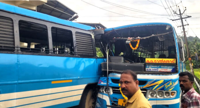 കോന്നി അട്ടച്ചാക്കലിൽ സ്വകാര്യ ബസുകൾ തമ്മിൽ കൂട്ടിയിടിച്ചു : പത്തിലധികം പേർക്ക് പരിക്ക് കോന്നി അട്ടച്ചാക്കലിൽ സ്വകാര്യ ബസുകൾ തമ്മിൽ കൂട്ടിയിടിച്ചു : പത്തിലധികം പേർക്ക് പരിക്ക്