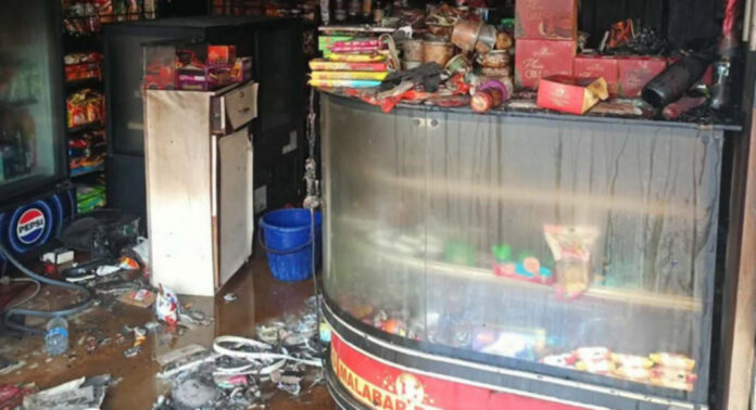 മല്ലശ്ശേരി പൂങ്കാവില് ബേക്കറിയില് വന് തീപിടുത്തം : അഞ്ച് ലക്ഷം രൂപയുടെ നാശനഷ്ടം മല്ലശ്ശേരി പൂങ്കാവില് ബേക്കറിയില് വന് തീപിടുത്തം : അഞ്ച് ലക്ഷം രൂപയുടെ നാശനഷ്ടം