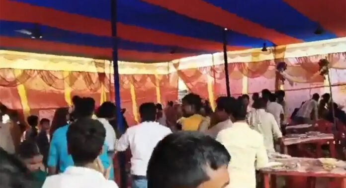 വിവാഹത്തിന് മട്ടൺ വിളമ്പിയില്ല ; പകരം വിളമ്പിയത് ചിക്കൻ : കൂട്ടത്തല്ല്, 12 പേർക്ക് പരിക്ക് വിവാഹത്തിന് മട്ടൺ വിളമ്പിയില്ല ; പകരം വിളമ്പിയത് ചിക്കൻ : കൂട്ടത്തല്ല്, 12 പേർക്ക് പരിക്ക്