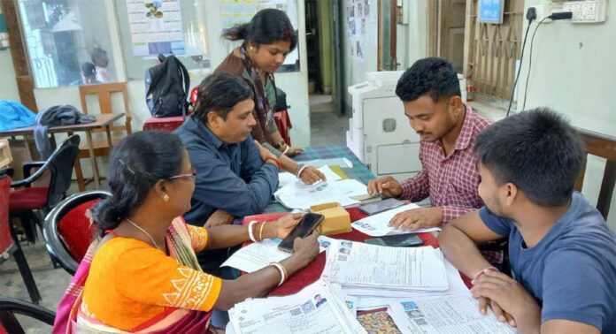 അധ്യാപനം മുടങ്ങാതെ സെൻസസ് ജോലി ചെയ്യണമെന്ന് വിദ്യാഭ്യാസ-പൊതുഭരണ വകുപ്പ് നിർദേശം ; അധ്യാപകർക്ക് ആശങ്ക അധ്യാപനം മുടങ്ങാതെ സെൻസസ് ജോലി ചെയ്യണമെന്ന് വിദ്യാഭ്യാസ-പൊതുഭരണ വകുപ്പ് നിർദേശം ; അധ്യാപകർക്ക് ആശങ്ക