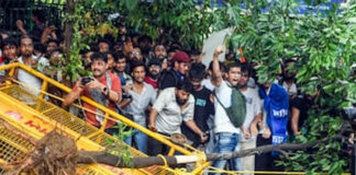 പോലീസ് യൂണിഫോമിലല്ലാതെ വിദ്യാർഥികളെ ലാത്തികൊണ്ട് തല്ലിച്ചതച്ചവരുടെ വിവരങ്ങൾ ശേഖരിച്ച് സിജെപി