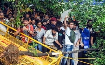 പോലീസ് യൂണിഫോമിലല്ലാതെ വിദ്യാർഥികളെ ലാത്തികൊണ്ട് തല്ലിച്ചതച്ചവരുടെ വിവരങ്ങൾ ശേഖരിച്ച് സിജെപി