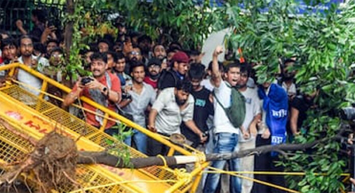 പോലീസ് യൂണിഫോമിലല്ലാതെ വിദ്യാർഥികളെ ലാത്തികൊണ്ട് തല്ലിച്ചതച്ചവരുടെ വിവരങ്ങൾ ശേഖരിച്ച് സിജെപി പോലീസ് യൂണിഫോമിലല്ലാതെ വിദ്യാർഥികളെ ലാത്തികൊണ്ട് തല്ലിച്ചതച്ചവരുടെ വിവരങ്ങൾ ശേഖരിച്ച് സിജെപി