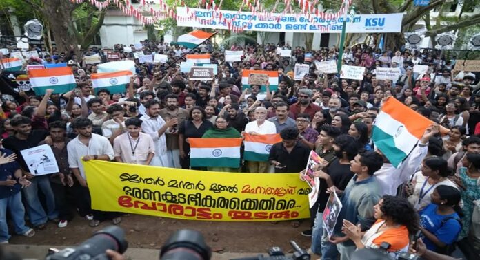 സിജെപിക്ക് ഐക്യദാർഢ്യവുമായി കൊച്ചി മഹാരാജാസ് കോളേജിൽ പ്രമുഖരുടെ കൂട്ടായ്മ സിജെപിക്ക് ഐക്യദാർഢ്യവുമായി കൊച്ചി മഹാരാജാസ് കോളേജിൽ പ്രമുഖരുടെ കൂട്ടായ്മ