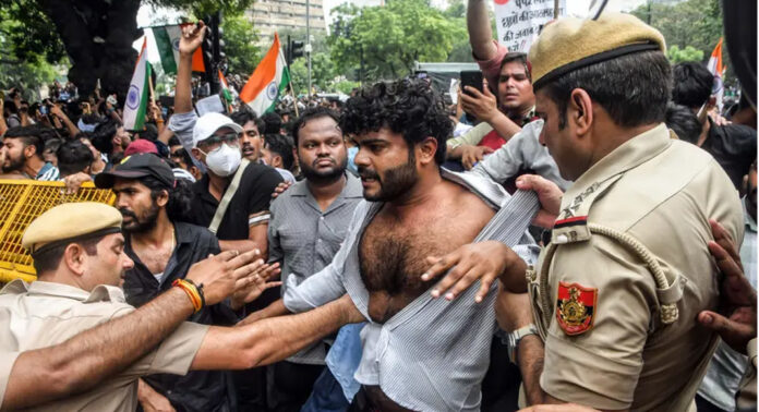 സിജെപി പ്രതിഷേധം : വിദ്യാർഥികൾക്കെതിരെ പോലീസ് പെല്ലറ്റ് തോക്ക് പ്രയോഗിച്ചു ; റിപ്പോർട്ടുകൾ പുറത്ത് സിജെപി പ്രതിഷേധം : വിദ്യാർഥികൾക്കെതിരെ പോലീസ് പെല്ലറ്റ് തോക്ക് പ്രയോഗിച്ചു ; റിപ്പോർട്ടുകൾ പുറത്ത്