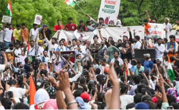 കേന്ദ്ര വിദ്യാഭ്യാസ മന്ത്രി ധർമേന്ദ്ര പ്രധാൻ്റെ രാജി ആവശ്യപ്പെട്ട് നടക്കുന്ന സമരത്തിന് ഐക്യദാർഢ്യം പ്രഖ്യാപിച്ച് തിരുവനന്തപുരത്തും പ്രതിഷേധം