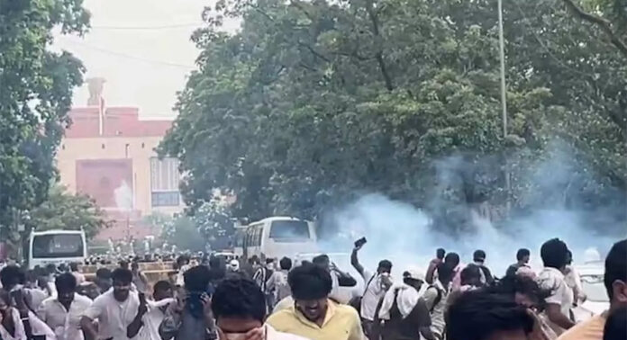 സി.ജെ.പി ‘ചലോ സംസദ്’ മാർച്ച് ; പ്രതിഷേധക്കാര്ക്ക് നേരെ കണ്ണീര്വാതക പ്രയോഗവും ലാത്തിച്ചാർജും സി.ജെ.പി ‘ചലോ സംസദ്’ മാർച്ച് ; പ്രതിഷേധക്കാര്ക്ക് നേരെ കണ്ണീര്വാതക പ്രയോഗവും ലാത്തിച്ചാർജും